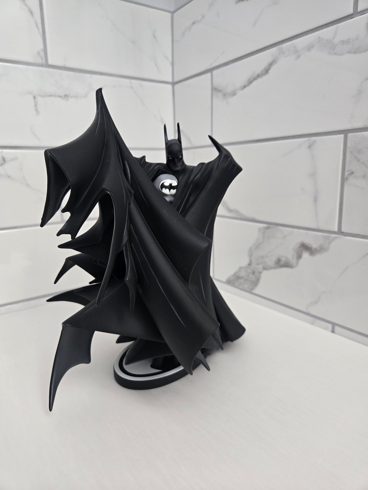 Batman: Black & White Statue (TODD MCFARLANE) - VERSION 2.0