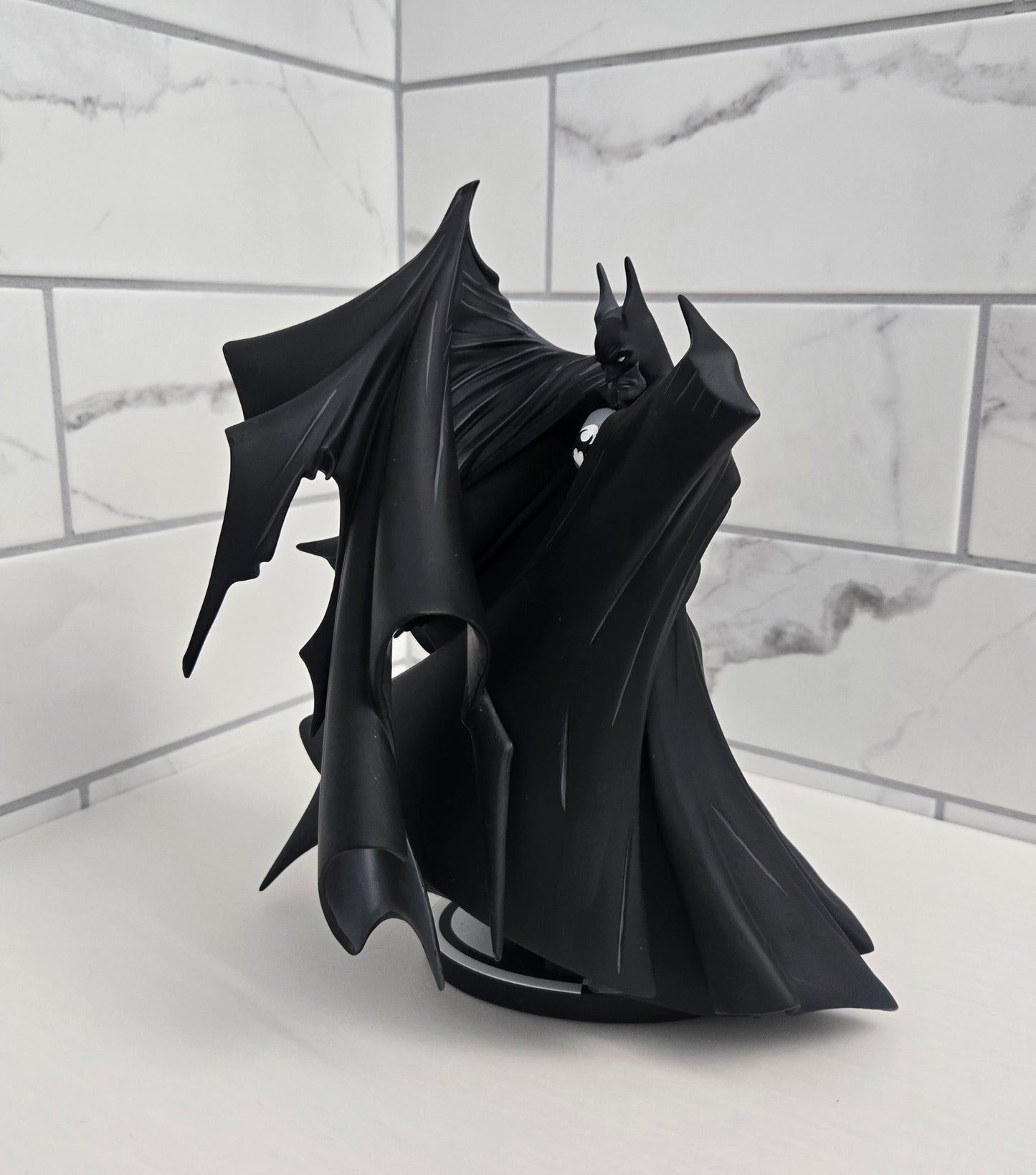 Batman: Black & White Statue (TODD MCFARLANE) - VERSION 2.0